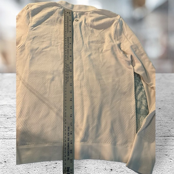 ** 🍋 Lululemon White 1/2 Zipper Laser cut Holes Pullover - Picture 7 of 8